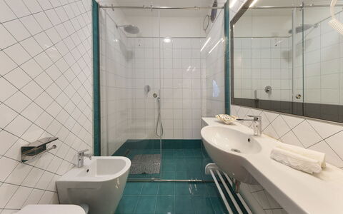 Villa Nerano: Bagno, Idraulico Fixture, Pavimentazione, Lavandino Del Bagno, Interior Design, Pavimento, Rubinetto, Idraulico, Doccia, Lavello