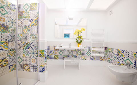 Villa Limoncello: Pavimentazione, Interior Design, Pavimento, Piastrella, Soffitto, Idraulico Fixture, Mosaico, Bagno, Rubinetto