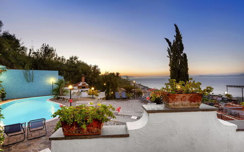 Villa Flora: Blu, Mare, Costa, Costiera E Morfologie Oceanic, Oceano, Ricorrere, Eco Hotel, Vaso Di Fiori, Riva, Resort Citta '