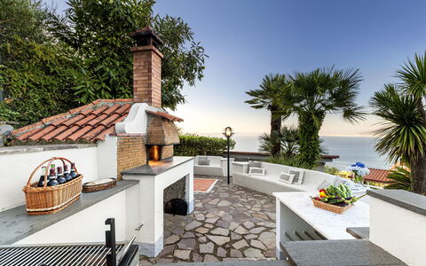 Villa Flora: Casa, Sedia, Giardino, Vaso Di Fiori, Piastrella, Shade, Pianta Della Casa, Landscaping, Design, Terrazza