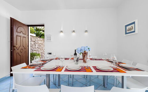 Villa Flora: Mobilia, Interior Design, Tavolo, Pavimentazione, Sedia, Cucina & Sala Da Pranzo Tavolo, Pavimento, Casa, Camera, Sala Da Pranzo