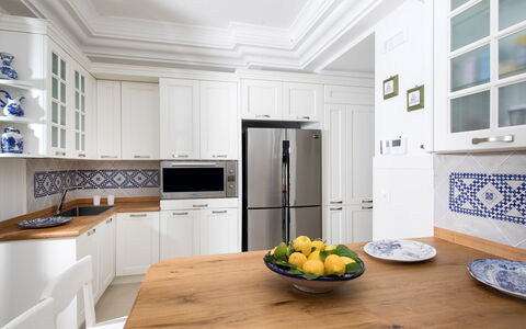 Villa Ribes: Cucina, Cabinetry, Controsoffitto, Interior Design, Mobilia, Legna, Pavimentazione, Apparecchio Major, Elettrodomestico Da Cucina, Pavimento