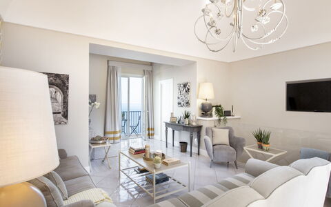 Villa Gilda: Mobilia, Interior Design, Pavimentazione, Pavimento, Tavolo, Tessile, Casa, Sedia, Camera, Soggiorno