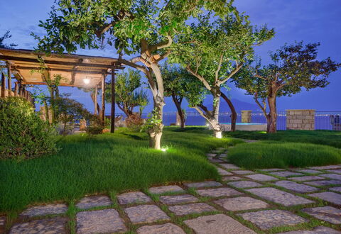 Villa Gilda: Natura, Giardino, Arbusto, Paesaggio, Shade, Landscaping, Prato, Passerella, Cortile