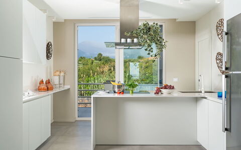 Villa del Faro: Cucina, Controsoffitto, Mobilia, Elettrodomestico Da Cucina, Interior Design, Cabinetry, Pavimentazione, Apparecchio Major, Legna, Pavimento