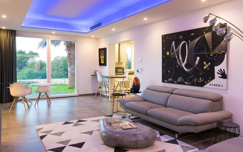 Villa Vernissage: Mobilia, Interior Design, Pavimentazione, Pavimento, Divano, Soffitto, Soggiorno, Casa, Illuminazione, Tavolo