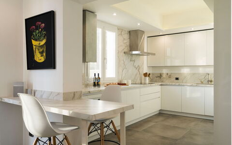 Villa Vernissage: Mobilia, Interior Design, Pavimentazione, Controsoffitto, Parete, Pavimento, Cucina, Legna, Lampada, Soffitto