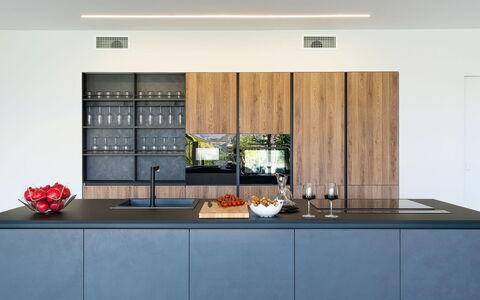 Villa Contemporanea: Cucina, Interior Design, Controsoffitto, Elettrodomestico Da Cucina, Legna, Cabinetry, Pavimentazione, Mobilia, Credenza, Elettrodomestico
