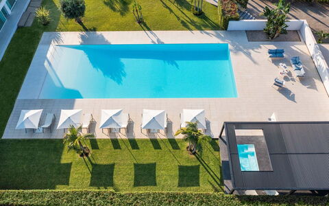 Villa Contemporanea: Piscina, Blu, Ricorrere, Tempo Libero, Mobili Da Esterno, Materiale Composito, Eco Hotel, Hotel, Centro Ricreativo, Lettino