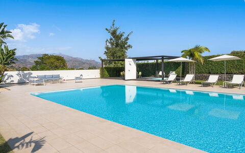 Villa Contemporanea: Piscina, Acqua, Mobilia, Mobili Da Esterno, Ricorrere, Sedia, Materiale Composito, Shade, Eco Hotel, Ombrello
