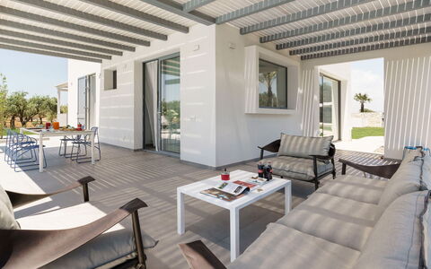 Villa Marzamemi: Casa, Architettura, Mobilia, Appartamento, Sedia, Shade, Mobili Da Esterno, Estate, Balcone, Cucina & Sala Da Pranzo Tavolo