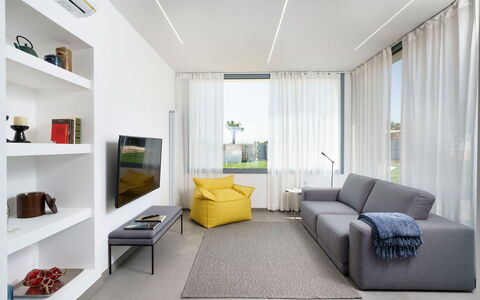 Villa Marzamemi: Mobilia, Interior Design, Pavimentazione, Divano, Pavimento, Parete, Soggiorno, Soffitto, Appartamento, Legna
