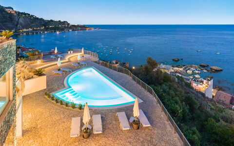 Villa Taormina- Baya Bella: Blu, Acqua, Corpo D'Acqua, Piscina, Mare, Costa, Ricorrere, Costiera E Morfologie Oceanic, Oceano, Spiaggia