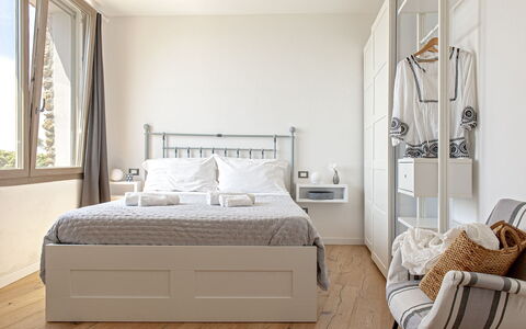 Vistamare: Mobilia, Letto, Bedding, Interior Design, Camera Da Letto, Lenzuolo, Pavimentazione, Pavimento, Parete, Camera