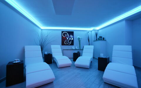 Villa Eline: Interior Design, Soffitto, Illuminazione, Pavimentazione, Pavimento, Soggiorno, Lampada, Divano, Hotel