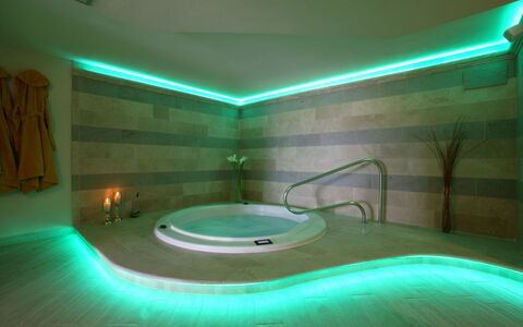Villa Eline: Interior Design, Pavimentazione, Pavimento, Soffitto, Ricorrere, Hotel, Design, Vasca Da Bagno, Piscina