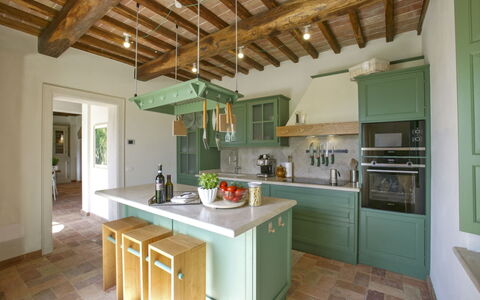 Villa Eline: Cucina, Interior Design, Mobilia, Pavimentazione, Cabinetry, Legna, Controsoffitto, Soffitto, Pavimento, Lampada