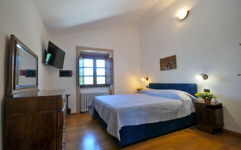 Villa Sarzana: Mobilia, Casa, Soffitto, Camera Da Letto, Lampada, Telaio Del Letto, Lampada, Letto, Cornice, Latifoglie