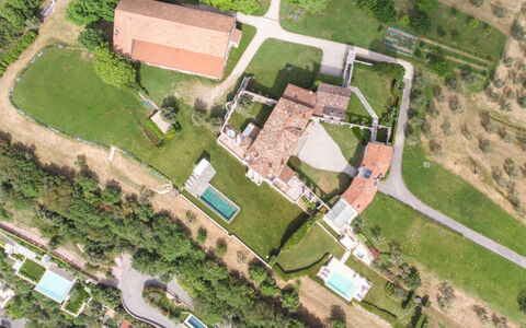 Tenuta le Selve: Zona Residenziale, Casa, Casa, Paesaggio, Estate, Tetto, Lotto, Plain, Giardino, Landscaping