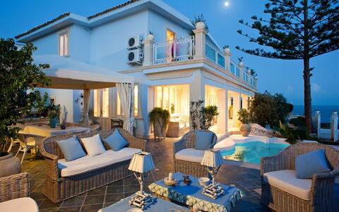 Villa Teresa: Blu, Piscina, Ricorrere, Mobilia, Casa, Estate, Mobili Da Esterno, Sedia, Vaso Di Fiori, Eco Hotel