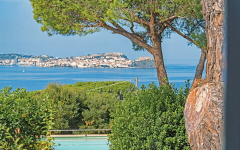 Villa Magazzini: Blu, Acqua, Corpo D'Acqua, Albero, Vegetazione, Costiera E Morfologie Oceanic, Mare, Costa, Lago, Oceano