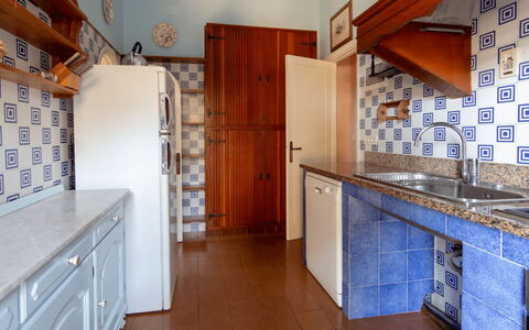 Villa Magazzini: Pavimentazione, Cucina, Legna, Interior Design, Pavimento, Controsoffitto, Apparecchio Major, Cabinetry, Elettrodomestico Da Cucina, Camera
