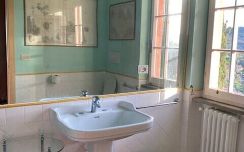 Villa Magazzini: Lavandino Del Bagno, Idraulico Fixture, Interior Design, Lavello, Pavimentazione, Pavimento, Bagno, Rubinetto, Idraulico, Specchio