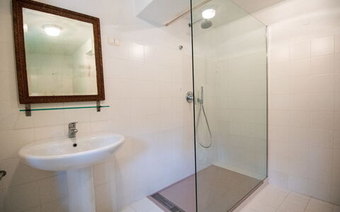 Villa Marciana: Bagno, Idraulico Fixture, Pavimentazione, Pavimento, Interior Design, Lavandino Del Bagno, Doccia, Idraulico, Soffione Doccia, Rubinetto