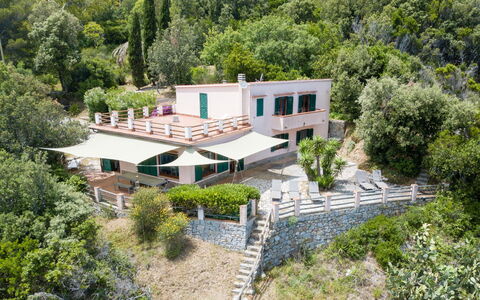 Villa Marciana: Shade, Giardino, Estate, Ombrello, Landscaping, Mobili Da Esterno, Eco Hotel, Villa, Hacienda, Tavolo Esterno