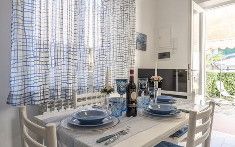 Casa Liliana Ac, Wifi, Forte Dei Marmi: Mobilia, Interior Design, Tessile, Tavolo, Sedia, Sala Da Pranzo, Pavimentazione, Cucina & Sala Da Pranzo Tavolo, Biancheria, Camera