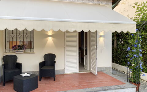 Casa Liliana Ac, Wifi, Forte Dei Marmi: Tenda, Porta, Vaso Di Fiori, Shade, Struttura Esterna, Pianta Della Casa, Balcone, Portico, Mobili Da Esterno, Baldacchino