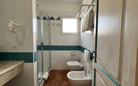 Apartments In Golfo Orosei: Pavimentazione, Interior Design, Idraulico Fixture, Pavimento, Idraulico, Bagno, Piastrella, Gabinetto, Rubinetto, Lavello