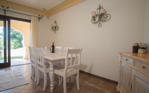 Porto Cervo Apartments Wifi And Ac: Mobilia, Interior Design, Pavimentazione, Legna, Pavimento, Tavolo, Cucina & Sala Da Pranzo Tavolo, Sala Da Pranzo, Camera, Sedia