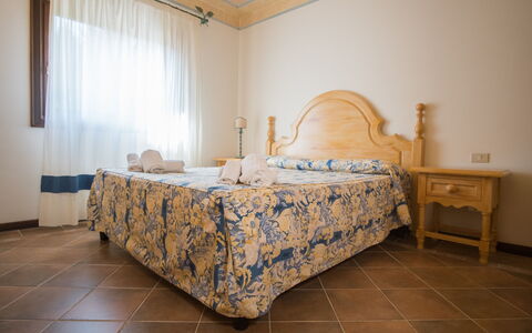 Porto Cervo Apartments Wifi And Ac: Mobilia, Camera Da Letto, Pavimento, Pavimentazione, Interior Design, Lenzuolo, Letto, Bedding, Camera, Telaio Del Letto