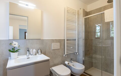 Il Pino Apartment: Pavimentazione, Pavimento, Interior Design, Bagno, Idraulico Fixture, Lavello, Soffitto, Rubinetto, Idraulico, Camera