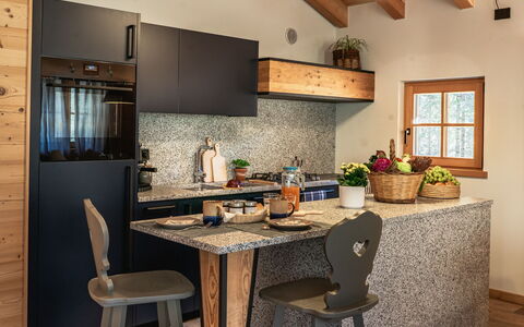 Baita Piciola: Mobilia, Interior Design, Legna, Cucina, Pavimentazione, Controsoffitto, Soffitto, Lampada, Pavimento, Casa