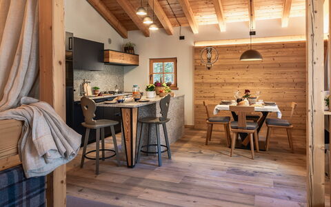 Baita Piciola: Legna, Mobilia, Interior Design, Casa, Tavolo, Villetta, Pavimentazione, Log Cabin, Sedia, Cucina & Sala Da Pranzo Tavolo