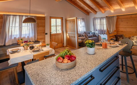 Baita Piciola: Legna, Mobilia, Interior Design, Casa, Casa, Pavimentazione, Villetta, Soffitto, Sedia, Camera