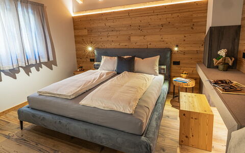 Baita Piciola: Interior Design, Legna, Pavimentazione, Camera Da Letto, Mobilia, Letto, Pavimento, Soffitto, Telaio Del Letto, Bedding