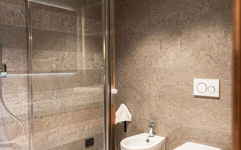 Baita Granda: Bagno, Pavimentazione, Pavimento, Idraulico Fixture, Gabinetto, Parete, Interior Design, Toilet Seat, Idraulico, Piastrella