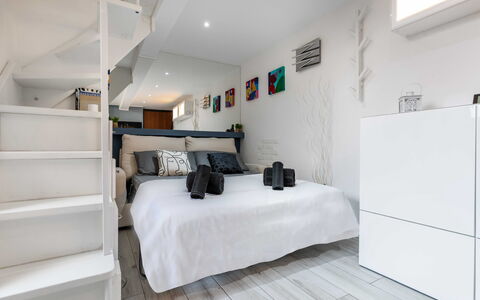 Duomo In 8 Stop: Mobilia, Interior Design, Pavimentazione, Parete, Pavimento, Legna, Camera, Camera Da Letto, Soffitto, Letto