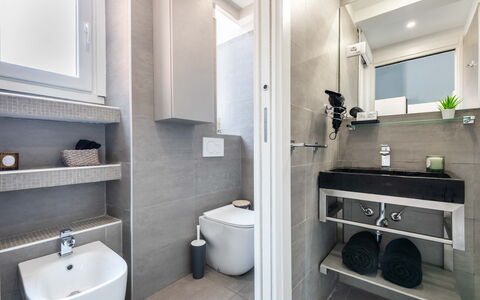 Duomo In 8 Stop: Bagno, Idraulico Fixture, Pavimentazione, Lavello, Interior Design, Pavimento, Gabinetto, Rubinetto, Toilet Seat, Lavandino Del Bagno