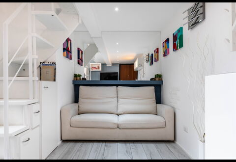 Duomo In 8 Stop: Mobilia, Interior Design, Divano, Pavimentazione, Pavimento, Parete, Legna, Camera, Soggiorno, Appartamento