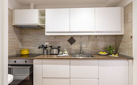 Suite Trastevere: Cucina, Controsoffitto, Elettrodomestico Da Cucina, Cabinetry, Mobilia, Interior Design, Apparecchio Major, Pavimentazione, Legna, Elettrodomestico