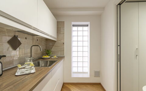 Suite Trastevere: Interior Design, Parete, Controsoffitto, Cucina, Pavimentazione, Legna, Pavimento, Soffitto, Lavello, Idraulico Fixture
