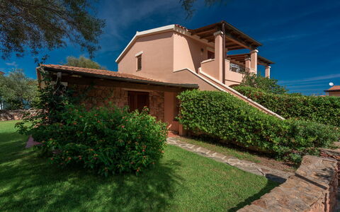 San Teodoro Apartments: Architettura, Arbusto, Casa, Casa, Tetto, Giardino, Estate, Agriturismo, Landscaping, Hacienda
