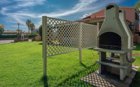 San Teodoro Apartments: Giardino, Prato, Shade, Backyard, Cortile, Landscaping, Erba Sintetica, Struttura Esterna, Cortile, Parco