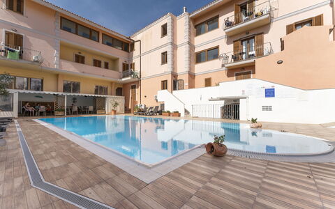 Cristal Blu Apartments In Santa Teresa Gallura: Piscina, Ricorrere, Zona Residenziale, Appartamento, Insediamento Umano, Terme, Hotel, Ombrello, Centro Ricreativo, Balcone