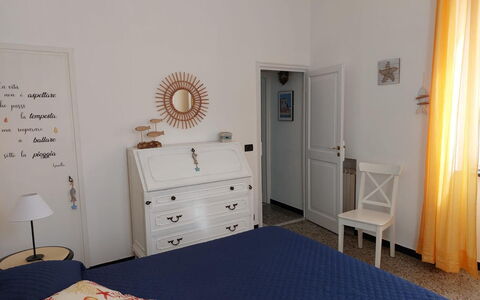 Casa Annalù With Garden, Wifi, Bogliasco: Mobilia, Parete, Pavimentazione, Pavimento, Interior Design, Camera Da Letto, Legna, Letto, Camera, Illuminazione