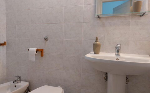 Casa Annalù With Garden, Wifi, Bogliasco: Bagno, Lavandino Del Bagno, Idraulico Fixture, Parete, Lavello, Pavimentazione, Interior Design, Pavimento, Gabinetto, Toilet Seat